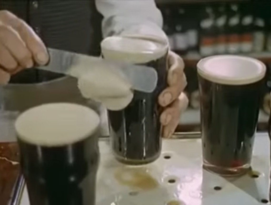 Ah, fair play to her. It's great to see the old ways of serving stout and porter coming back, none of this preciousness or bs we've seen of late. Here's the barmen in The Long Hall scraping pints in 1965 ...