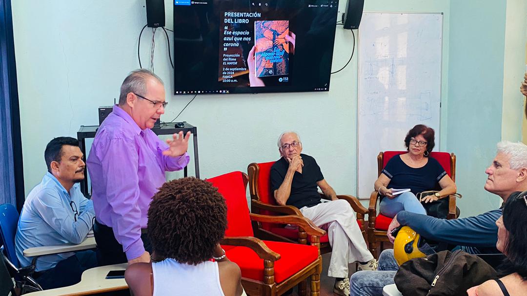 ISA_Universidad's tweet photo. Inicia el Curso Escolar 2024-2025 en #FAMCA con la presentación del libro "El espacio azul que nos corona" en la voz de Manuel Herrera, premio nacional de cine y la proyección de la película "El Mayor". Gracias a @cubacineicaic, y a Ediciones ICAIC por esta alianza hermosa. https://t.co/aFa6C1GbLu