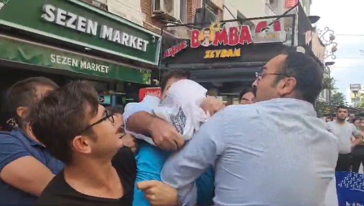 Vatan Partisi Öncü Gençlik Genel Başkanı Samet Kunt ABD ASKERİNİN BAŞINA ÇUVAL GEÇİRDİĞİ için gözaltına alındı.

📌ABD askerleri, Süleymaniye'de Mehmetçiğimizin başına çuval geçirdiği zaman gözaltına alındı mı?

📌ABD askerinin başına çuval geçirmek Milli bir görevdir.

📌Vatan