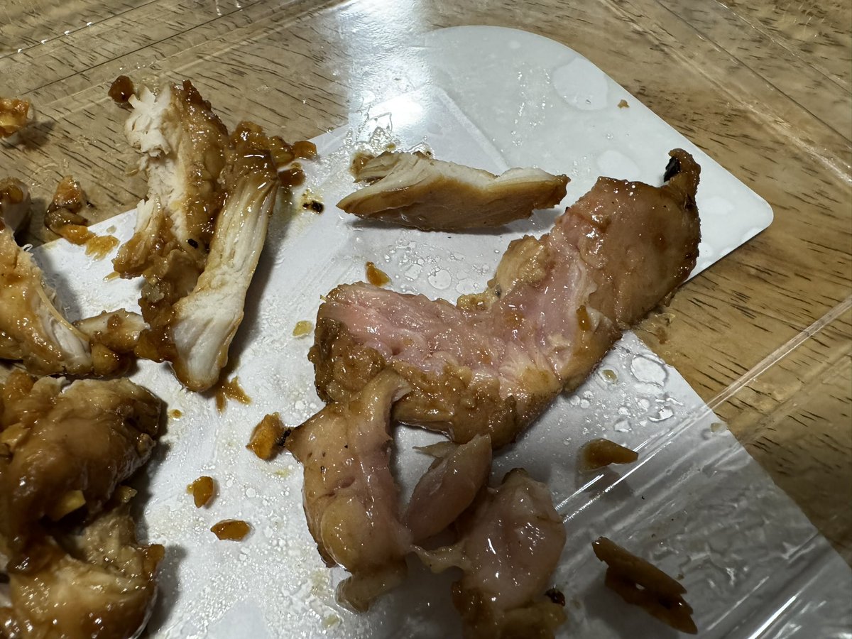 nicky8521's tweet photo. แบบว่าสั่งข้าวแกงร้านดังมากินแต่ทำไก่ไม่สุกมาให้ สงสัยให้ลากไปกินในน้ำมั่ง 😱😱😱 #ร้านดัง #ข้าวราดแกง https://t.co/FEvnklbABn