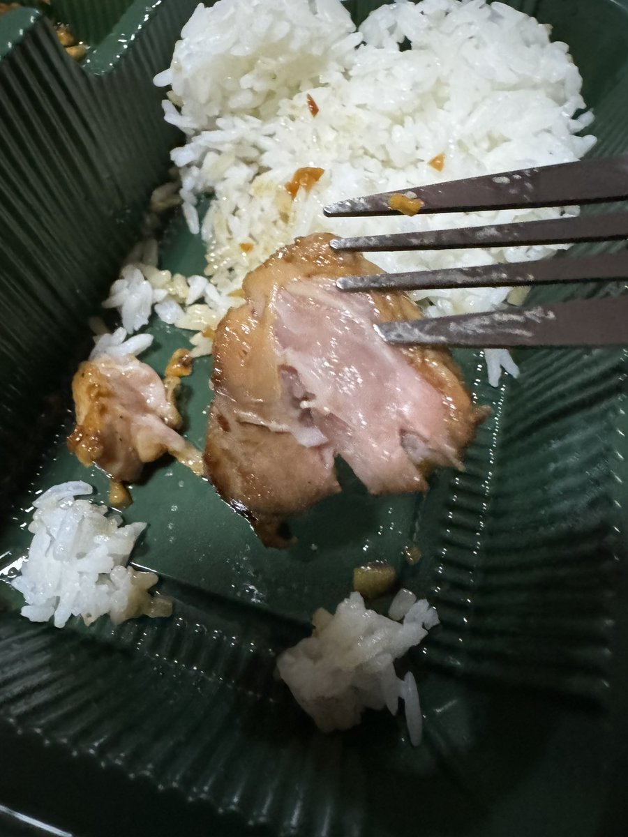 nicky8521's tweet photo. แบบว่าสั่งข้าวแกงร้านดังมากินแต่ทำไก่ไม่สุกมาให้ สงสัยให้ลากไปกินในน้ำมั่ง 😱😱😱 #ร้านดัง #ข้าวราดแกง https://t.co/FEvnklbABn
