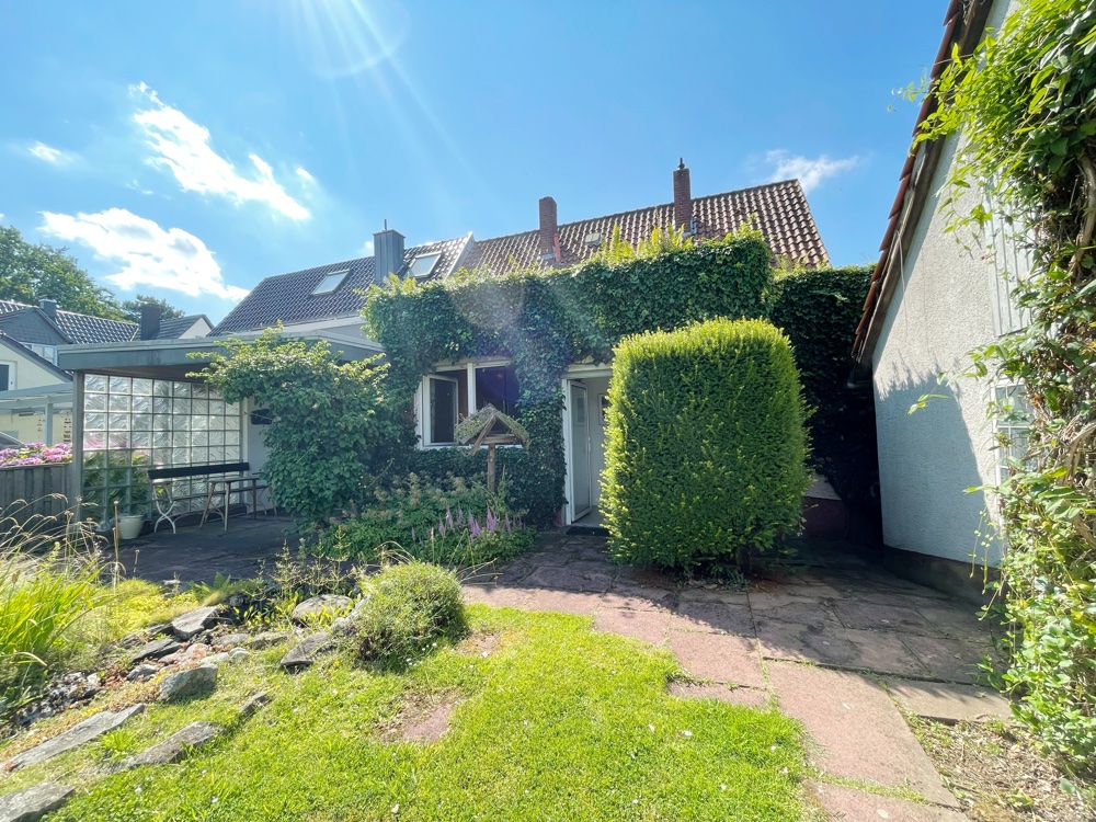 dieckmann_immo's tweet photo. #Zweifamilienhaus in #Dortmund #Aplerbeck

✓ ca. 152 m² 
✓ 2 Einheiten 
✓ EG behinderten- und rollstuhlgerecht
✓ Garten &amp; Terrasse
✓ Garage + Stellplatz
✓ Partykeller 
✓ voll unterkellert 

https://t.co/AloC2fqFGU

+49 (0) 23 04 - 23 96 110
immo@dieckmann-immobilien.de https://t.co/apblWkL2CJ