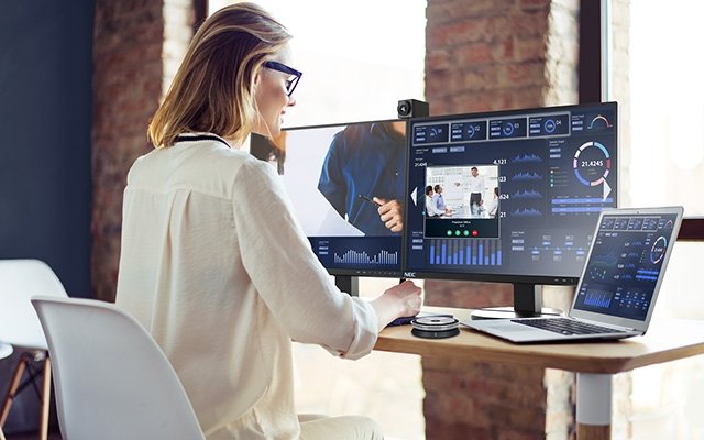 SharpDisplay's tweet image. Make way for more workspace with a docking hub #desktop #display!🌟Discover how our new Sharp #MultiSync® EA Series maximises screen real estate and minimises cable clutter while continuing to prioritise user comfort, #sustainability and energy efficiency: bit.ly/3Xktcpc