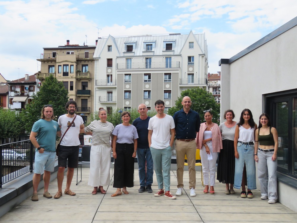 Larunbata, dantzari emana
oarsoaldea.hitza.eus/2024/09/02/lar…
<a href="/AizpeaOM/">Aizpea Otaegi Mitxelena</a> <a href="/maite_gartzia/">Maite Gartzia</a> <a href="/Jonmayasein/">Jon Maya</a> <a href="/ereintzadantza/">Ereintza Dantza Taldea</a> <a href="/dantzahirian/">dantza hirian</a> #Errenteria #Orereta