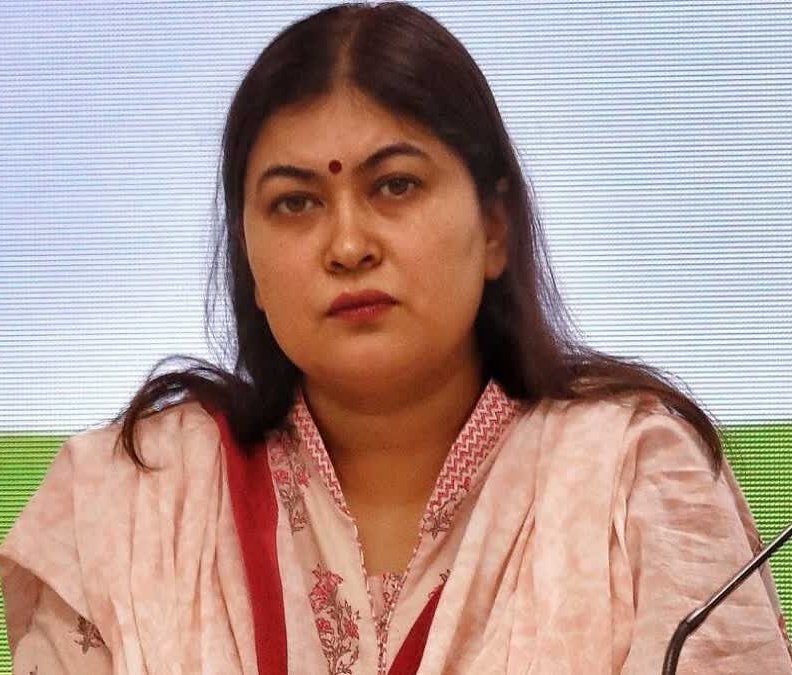 epanchjanya's tweet photo. रागिनी नायक घूसखोर है!

रागिनी ने कांग्रेस कार्यकर्ता से ही 10 हजार रुपये  घूस लिए थे।

रागिनी ने राहुल गांधी के साथ फोटो खिंचवाने का लालच देकर कांग्रेस कार्यकर्ता से 10 हजार घूस लिए थे।

इसके लिए कांग्रेस पार्टी से रागिनी नायक को निकाला भी जा चुका है।

राधिका खेड़ा और रागिनी नायक के बीच जोरदार बहस!