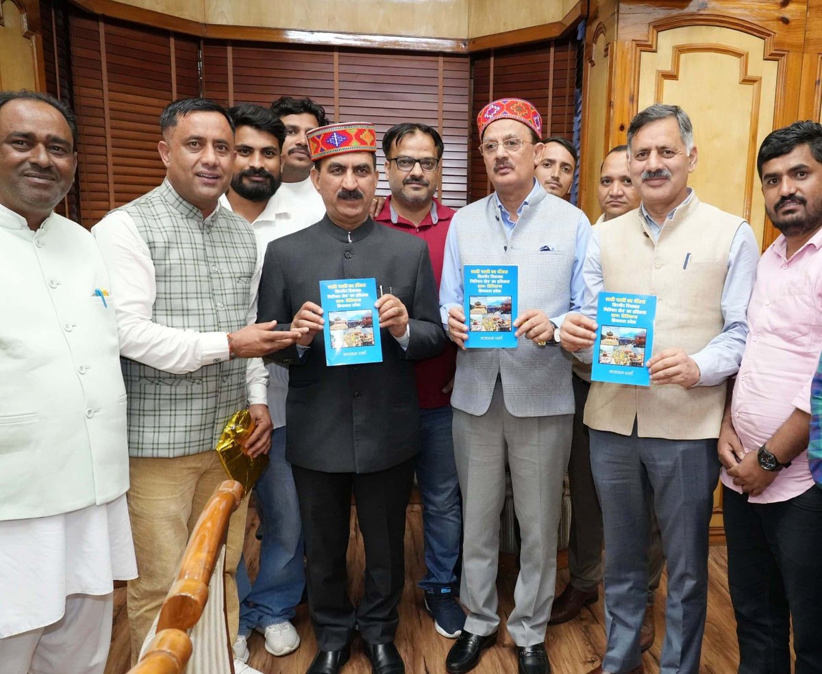 आज शिमला में मुख्यमंत्री ठाकुर सुखविंद्र सिंह सुक्खू ने सिरमौर जिले के मायाराम शर्मा द्वारा लिखित पुस्तक 'शाठी पाशी का चौंतरा सिरमौर रियासत गिरिपार क्षेत्र का इतिहास ग्राम: टिटियाना हिमाचल प्रदेश' का विमोचन किया। 

1/2