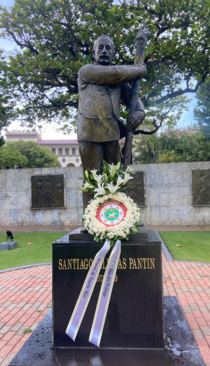 En conmemoración del Dia del trabajo y en representación del Presidente del <a href="/SenadoPR/">Senado de Puerto Rico</a> <a href="/DalmauSenador/">José Luis Dalmau Santiago</a> colocamos junto a Yolanda Chispy Rodriguez una ofrenda floral en la estatua del líder obrero Santiago Iglesias Pantin.