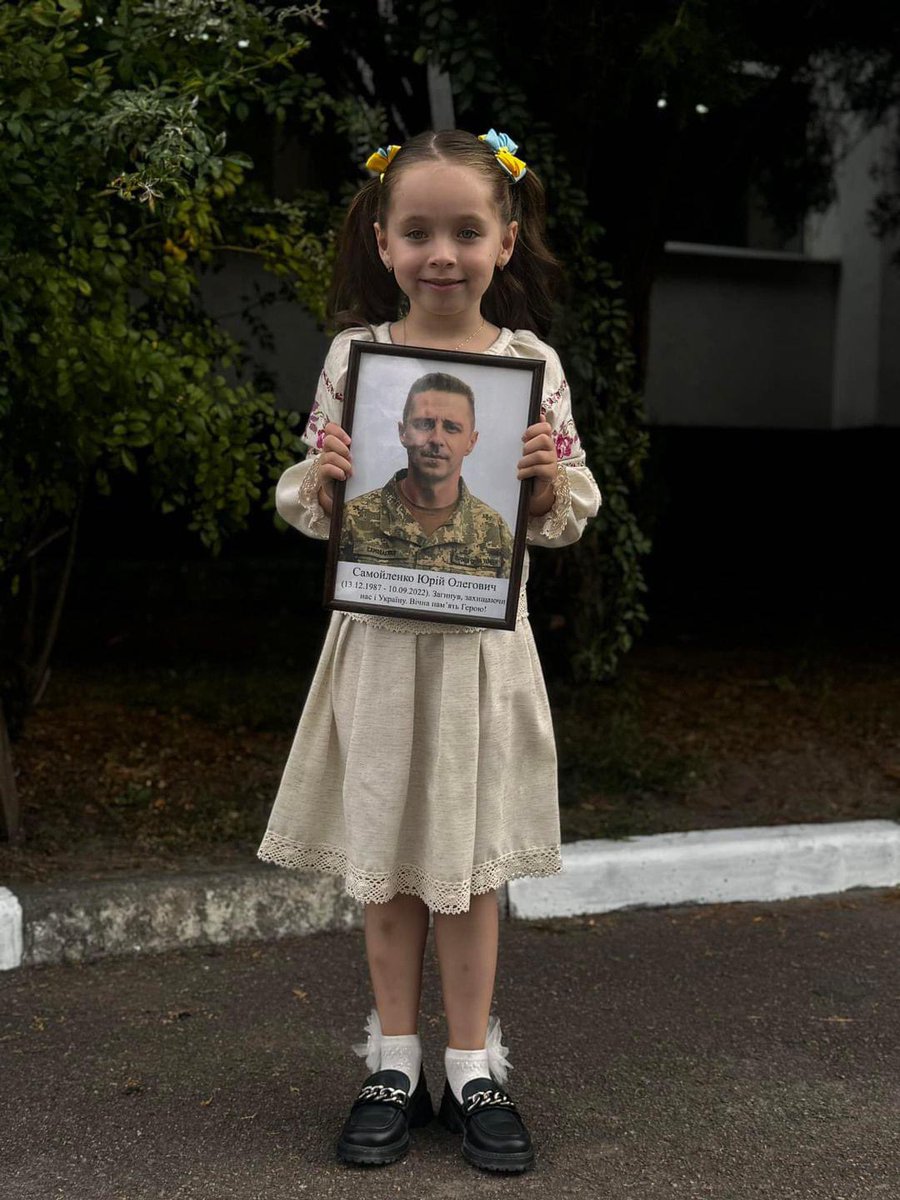 Love never ends. "Today Olenka went to 1st grade with her father," the girl's mother Anastasia Samoilenko captioned this photo 💔

@anastasiya_krig / Instagram