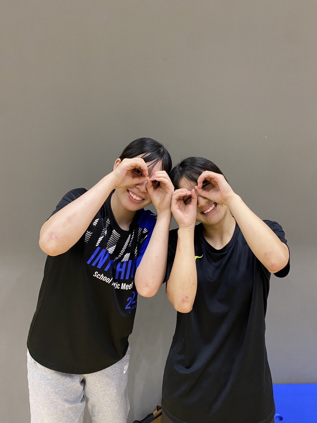 バレーボール 女子 開脚 🎐 8月の誕生日紹介です🐬 今年の抱負を述べてもらいました💁‍♀️ 4日🎂 西野 香音 2回生  (#16) 開脚で胸がつくくらい、柔らかくなります！ 15日🎂 前田 亜美 2回生 (#7) 料理作れる系女子を目指します！🍳💖  https://t.co ...