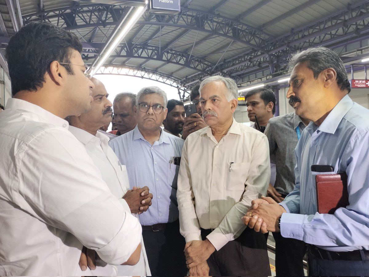 Lolita_TNIE's tweet photo. MPs PC Mohan and Tejasvi Surya today took a Metro ride from KR Pura Metro stn to Nadaprabhu Kempegowda stn dur peak evng rush hr. They interacted with commuters &amp; officials on challenges faced daily @NewIndianXpress @XpressBengaluru @PCMohanMP @Tejasvi_Surya @OfficialBMRCL https://t.co/Uw99MzEjiH