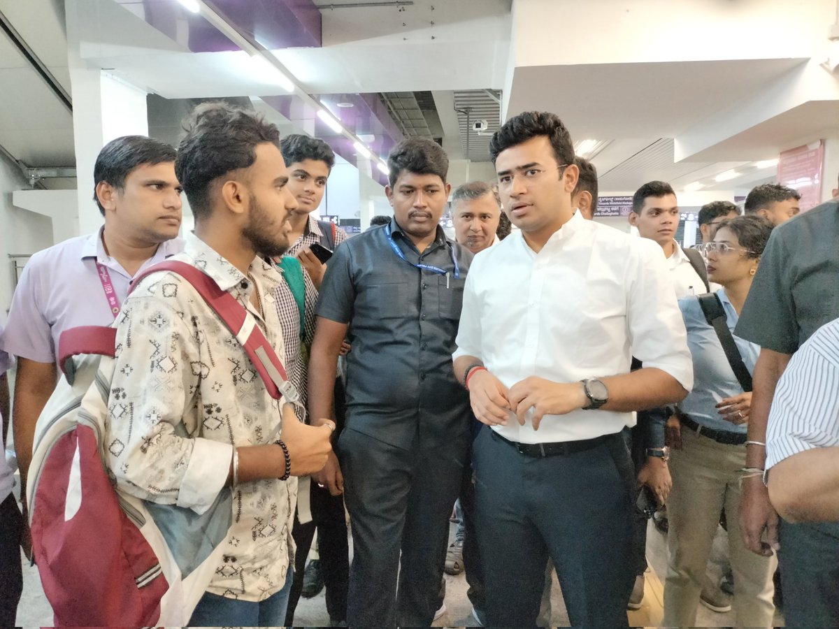 Lolita_TNIE's tweet photo. MPs PC Mohan and Tejasvi Surya today took a Metro ride from KR Pura Metro stn to Nadaprabhu Kempegowda stn dur peak evng rush hr. They interacted with commuters &amp; officials on challenges faced daily @NewIndianXpress @XpressBengaluru @PCMohanMP @Tejasvi_Surya @OfficialBMRCL https://t.co/Uw99MzEjiH
