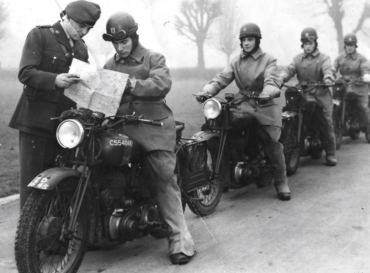 DFCavalryCorps's tweet photo. #MonochromeMonday
#ThenAndNow

#Cavalry #CarpeDiem #óglaighnahéireann #StrengthentheNation #WeAreYou #Army #IrishArmy #BeMore ⬛️🟥🟩 https://t.co/tFhM6bIVgo