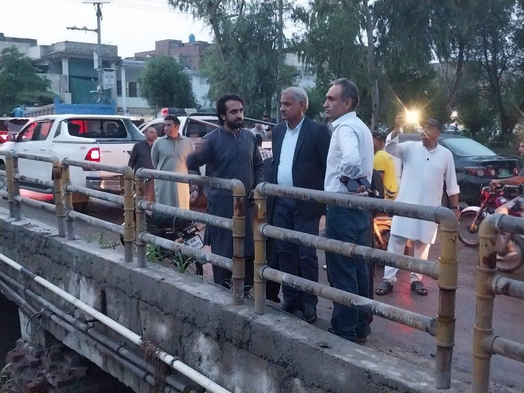 commissionerlhr's tweet photo. کمشنر لاہور زید بن مقصود نے شہر کا دورہ کیا ہے اور نکاسی آب آپریشن کا جائزہ لیا۔ا حسین چوک۔مین بلیوارڈ۔گلبرگ  و دیگر علاقوں اور  ستوکتلہ ڈرین کا بھی دورہ کیا۔

کمشنر لاہور نے کہا ہے کہ لاہور کے کچھ علاقوں میں آج تیز بارش ہوئی ہے۔زیادہ سے زیادہ بارش  107ایم ایم نشتر زون میں ریکارڈ ہوئی ہے۔۔زیادہ بارش والے علاقوں میں  ٹریفک روانی بحال ہوگئی ہے۔ ایریاوائز رین فیلڈ رپورٹ کیمطابق بارشی علاقوں سے نکاسی آب آپریشن پر فعال مشینری کام کرہی ہےہے۔۔نکاسی آب کیلئے تمام وسائل بروئے کار لائے جارہے ہیں۔کمشنر لاہور

@cmopunjabpk @MaryamNSharif @Marriyum_A @AzmaBokhariPMLN @CS_Punjab