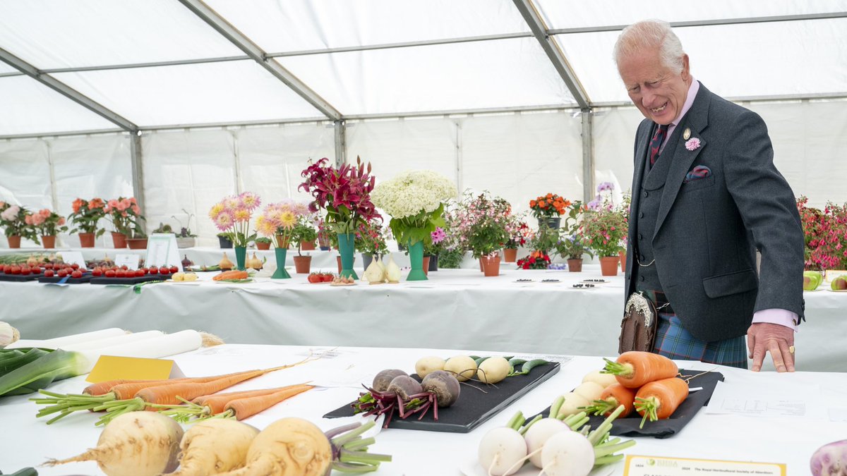 This weekend, The King visited the Royal Horticultural Society of Aberdeen’s Flower Show at Duthie Park.

🥕 Marking the 200th anniversary of the summer flower show, The King met exhibitors and RHSA members, and viewed floral displays, including vegetables entered in the National