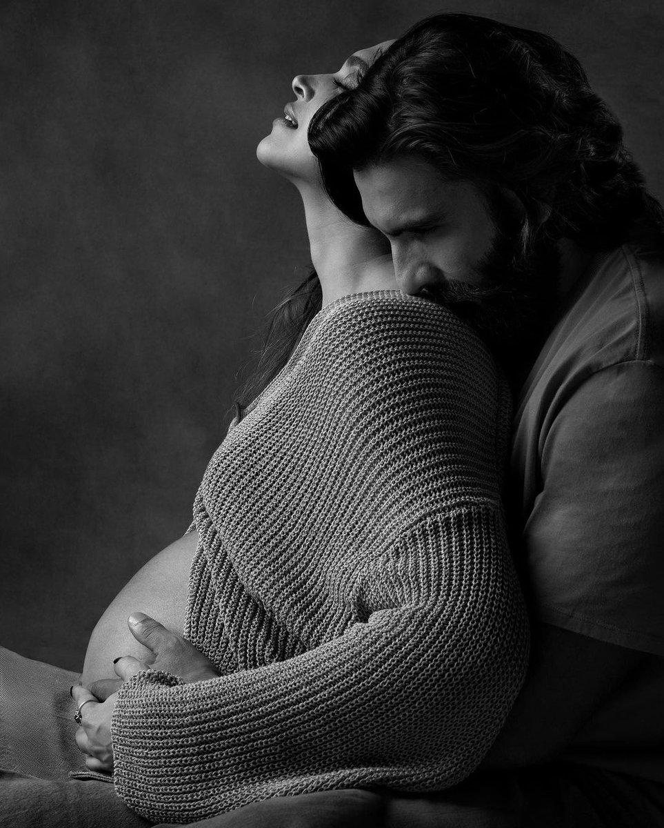 TraditionsTrove's tweet photo. 🌟 Our greatest adventure yet...📷 Growing our little miracle together 📷📷  #Entertainment #DeepikaPadukone #RanveerSingh #Bollywood #Actor #Blessed #Parenthood #BabyOnTheWay #DeepVeer #FamilyFirst #PregnancyJourney #ComingSoon #MomAndDadToBe #Excited #traditionstrove https://t.co/mXGA45S4Ek