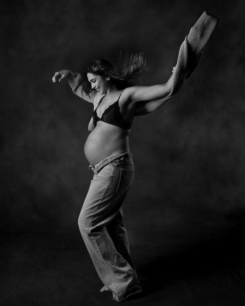 TraditionsTrove's tweet photo. 🌟 Our greatest adventure yet...📷 Growing our little miracle together 📷📷  #Entertainment #DeepikaPadukone #RanveerSingh #Bollywood #Actor #Blessed #Parenthood #BabyOnTheWay #DeepVeer #FamilyFirst #PregnancyJourney #ComingSoon #MomAndDadToBe #Excited #traditionstrove https://t.co/mXGA45S4Ek