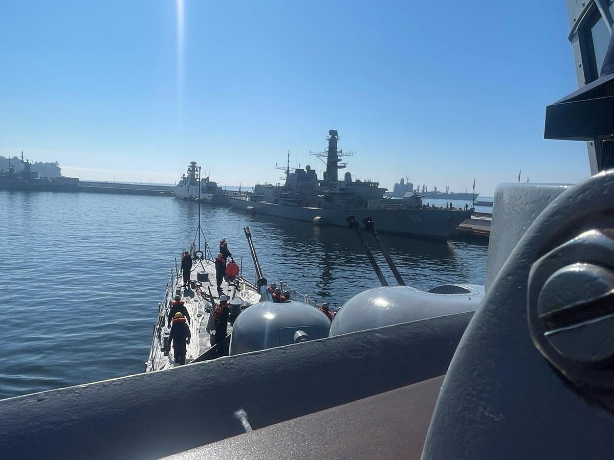 naval_peru's tweet photo. #MGPNoticias El #BAPGuise arribó al puerto de Valparaíso en Chile, para ser parte del ejercicio multinacional #UNITAS2024, el más antiguo del mundo. Cabe destacar que, la Marina de Guerra del Perú participa ininterrumpidamente desde su primera edición en 1959. https://t.co/w5NbbmGOjt