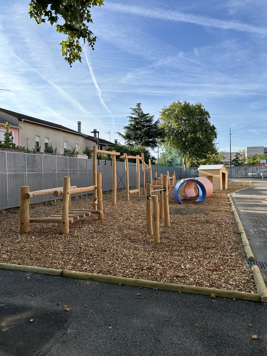 Tournée des écoles en ce jour de rentrée pour présenter l’équipe de circonscription aux nouvelles écoles. Un agréable moment de rencontre. #HG03 #REP+ <a href="/leclercarno/">Arnaud Leclerc</a> <a href="/DSDEN31/">DSDEN 31</a> <a href="/actoulouse/">Académie de Toulouse</a>