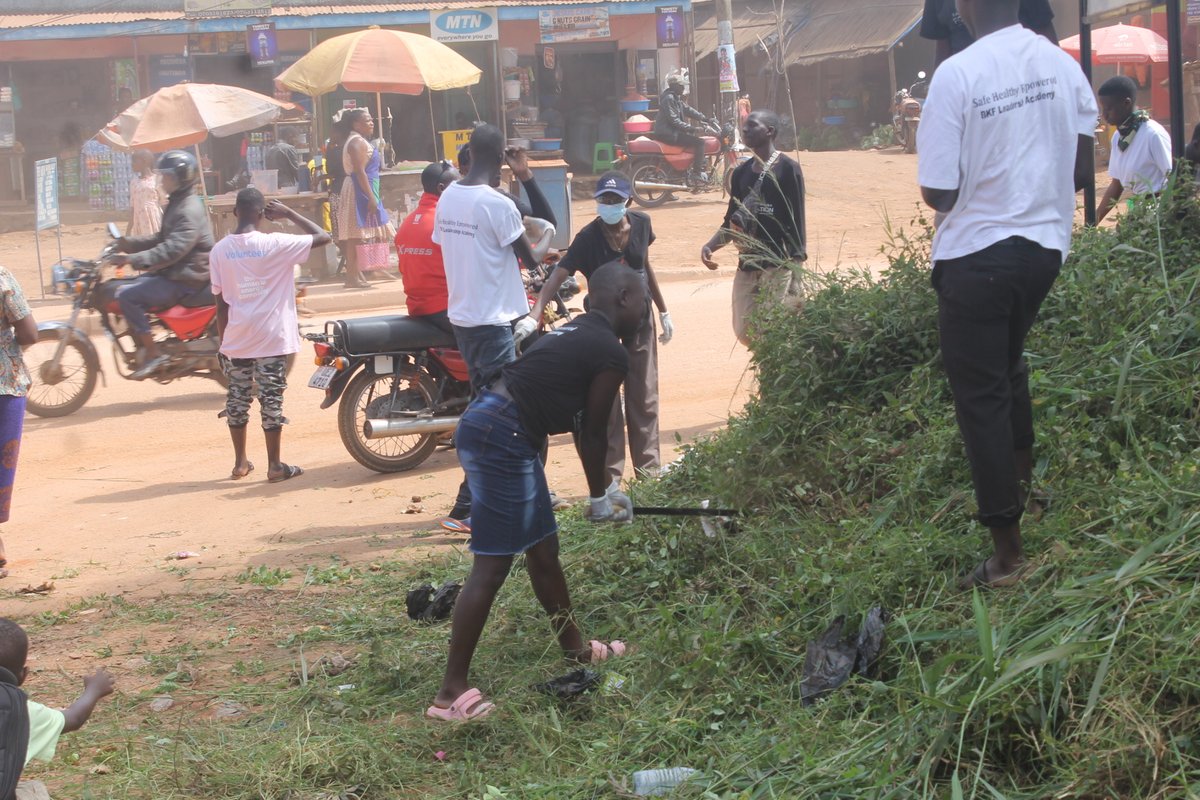 Educational_Mis's tweet image. On 30th Aug 2024, our team led by Paul &amp;amp; Conrad left Kampala to Hoima (202.2 Kms away) for Educational Missions Think to Prosper Training. 31st Aug 2024 in the morning, they joined Barbara Kemigisa Foundation in slashing bushes along the road &amp;amp; opening Trenches in Hoima City.