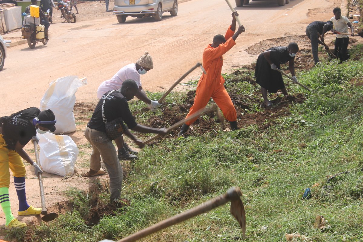 Educational_Mis's tweet image. On 30th Aug 2024, our team led by Paul &amp;amp; Conrad left Kampala to Hoima (202.2 Kms away) for Educational Missions Think to Prosper Training. 31st Aug 2024 in the morning, they joined Barbara Kemigisa Foundation in slashing bushes along the road &amp;amp; opening Trenches in Hoima City.