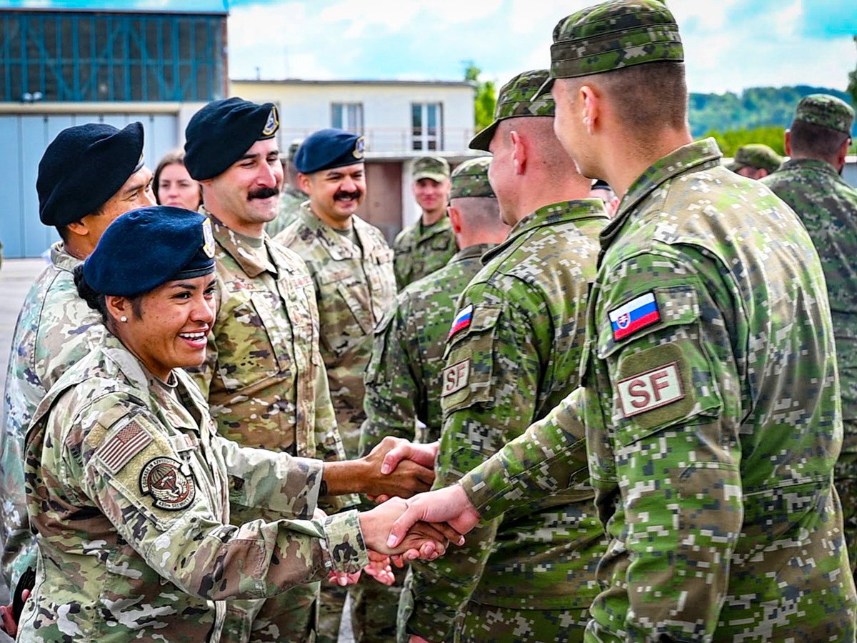 US_EUCOM's tweet image. 🇸🇰 Honoring #Slovakia’s Constitution Day yesterday with our Slovak Allies, we reaffirm our strong partnership &amp;amp; commitment to European security. Šťastný Deň Ústavy!

#WeAreNATO #ReadyandPostured