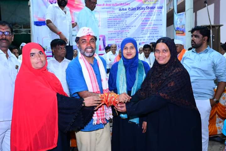 sambhajipatil77's tweet image. बहिणींचं निखळ प्रेम हे सर्व बंधनांच्या पलीकडे असते. त्यांच्या काळजाला फक्त एकच गोष्ट माहित असते, ती म्हणजे आपल्या भावाच्या पाठीशी उभा राहणे आणि भावाला मनापासून आशीर्वाद देणे.

#जनसन्मानपदयात्रा #jansanmanpadyatra #शिरूरअनंतपाळ #sisters #nilanga #mlasambhajipatil #mlanilanga…