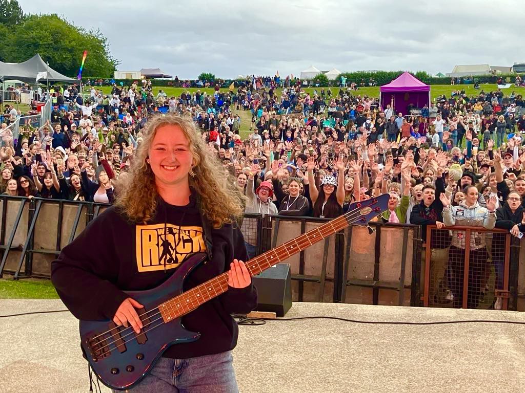 _Queenesque's tweet image. MKF Festival,Milton Keynes.25/8/24.
With 2 bass players.
Karl Parx from the fantastic Fu Fighters stepped in to help,and looked amazing in his John Deacon attire!
Forever grateful.
And Emma (Neil's daughter)played the last half of the set.
@QueenWillRock @QueenFanCon @MkfTribute