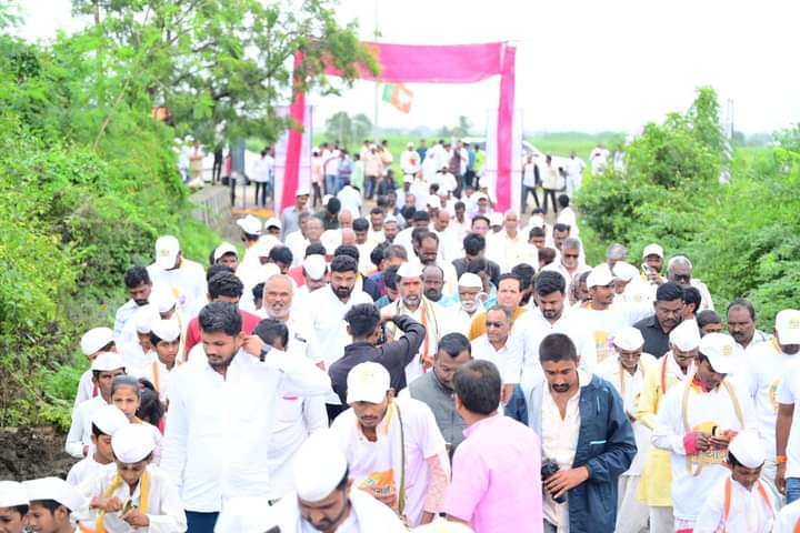 sambhajipatil77's tweet image. जन सन्मान पदयात्रा | मसलगा 📌

‘एकच ध्यास, मतदारसंघाचा शाश्वत विकास’ या बिरुदावर आधारभूत ‘जन सन्मान पदयात्रा’ मसलगा येथे पोहोचली. यावेळी मसलगा ग्रामस्थ टाळ मृदुंगाचा जयघोष करत यात्रेमध्ये सहभागी झाले. महिला भगिनींनी औक्षण करून यात्रेचे स्वागत केले.

या प्रसंगी दिलीपजी जाधव…