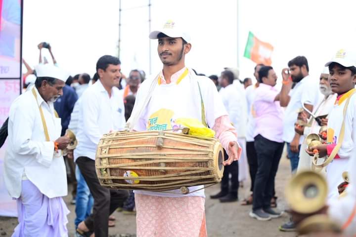 sambhajipatil77's tweet image. जन सन्मान पदयात्रा | मसलगा 📌

‘एकच ध्यास, मतदारसंघाचा शाश्वत विकास’ या बिरुदावर आधारभूत ‘जन सन्मान पदयात्रा’ मसलगा येथे पोहोचली. यावेळी मसलगा ग्रामस्थ टाळ मृदुंगाचा जयघोष करत यात्रेमध्ये सहभागी झाले. महिला भगिनींनी औक्षण करून यात्रेचे स्वागत केले.

या प्रसंगी दिलीपजी जाधव…