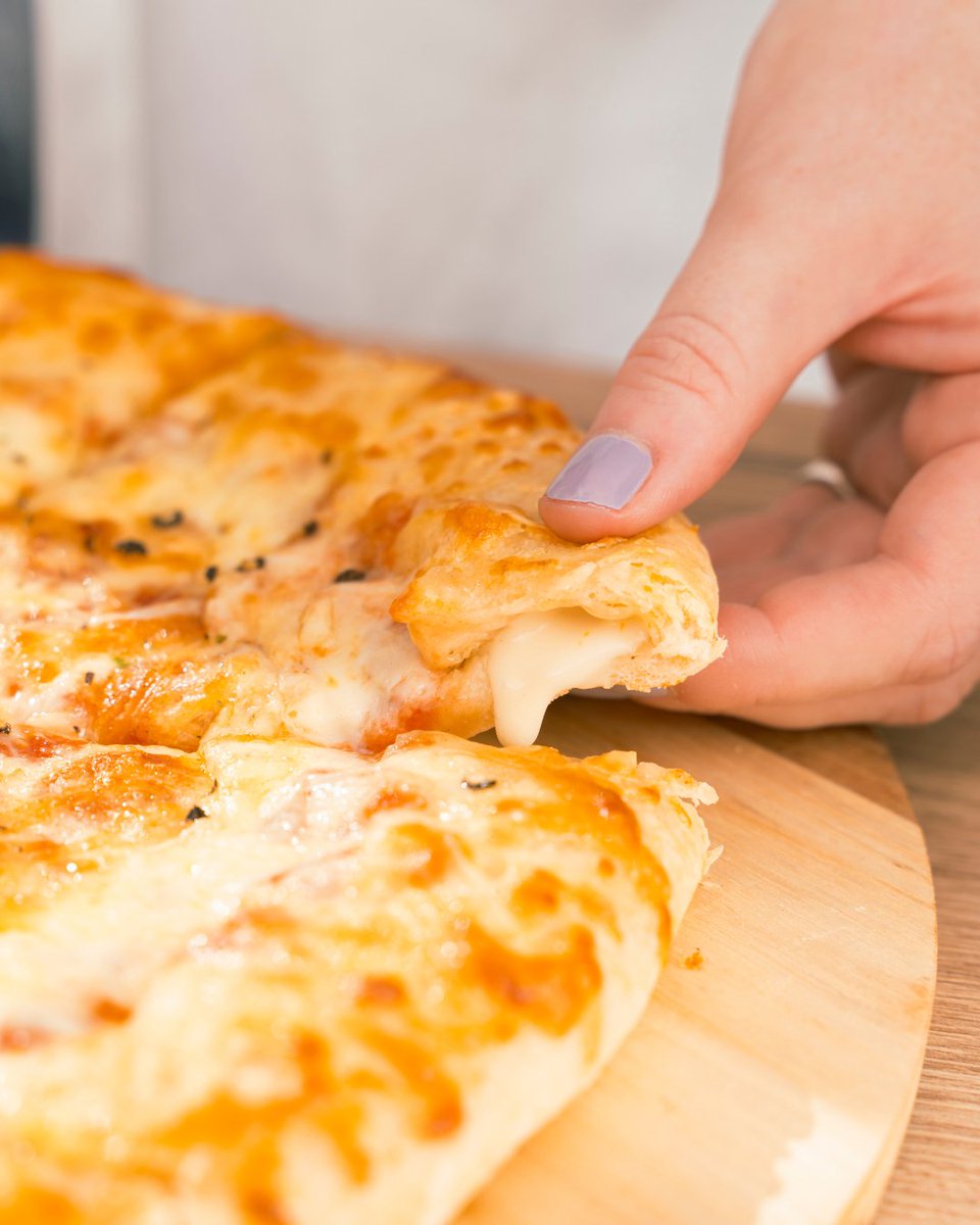 we're drooling at this cheese stuffed crust 🤤 🤤 🤤 

#chicagotown #pizza #toppings #pizzatime #pizzalover #instafood #pizzagram #dailypizza #foodie #yummy #tasty #takeaway