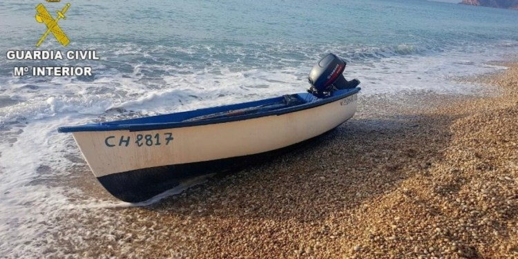 invadidos_com's tweet photo. 🇪🇸 #ÚLTIMAHORA | Una nueva patera con siete inmigrantes ha llegado a Ibiza, sumando un total de dos pateras en Baleares hoy. La primera llegó a Formentera durante la madrugada con 17 inmigrantes a bordo, lo que eleva a 24 el número total de inmigrantes llegados hoy a Baleares. https://t.co/cbvrw3rCEo
