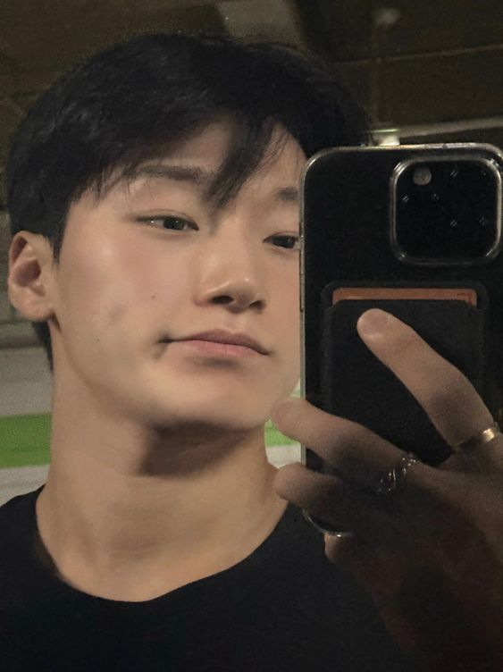 buenos días, florecitas del jardín. 
pese al terrible sueño que me cargo hoy, cosa que se puede notar bastante en mi rostro, me levante muy animado y listo para iniciar con la rutina de nuevo, les deseo un inicio de semana esplendido y un mes de lo mas bonito, un abrazo.