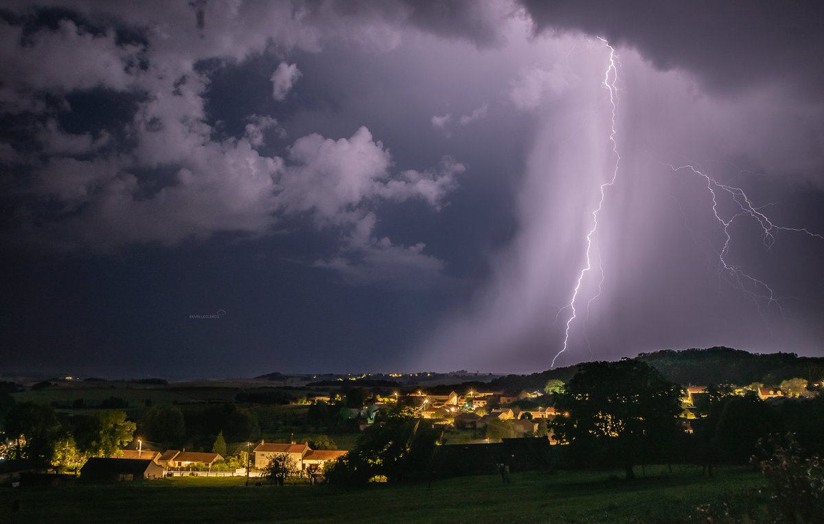 EatMyStorm's tweet photo. Quelques autres images des orages très électrique et localement violent la nuit dernière en Meurthe-Et-Moselle (54)

#orage #inondations #foudre #Lorraine #nancy https://t.co/91HwfHZlj3