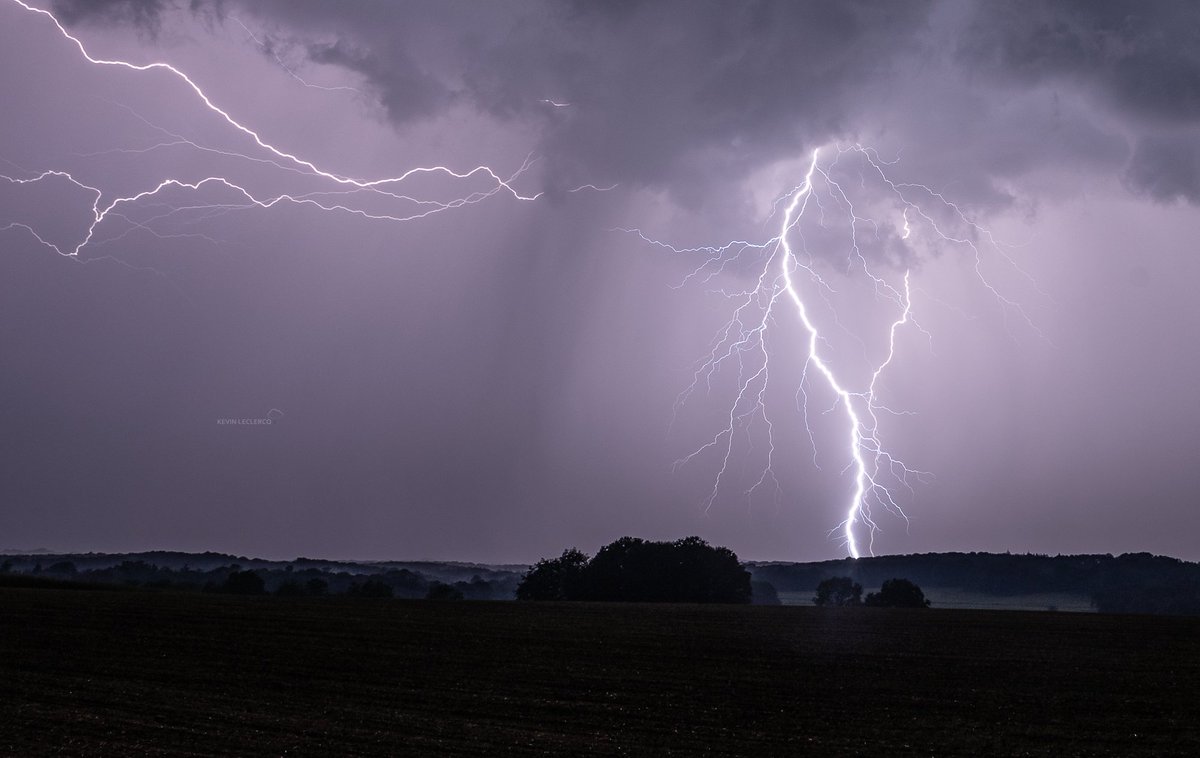 EatMyStorm's tweet photo. Quelques autres images des orages très électrique et localement violent la nuit dernière en Meurthe-Et-Moselle (54)

#orage #inondations #foudre #Lorraine #nancy https://t.co/91HwfHZlj3