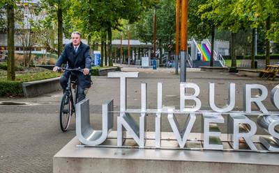 Pisnijdige Wim van de Donk: ‘Kabinet, we zien u bij de rechter, met bezuiniging op universiteit is grens bereikt’ bd.nl/tilburg/pisnij…
