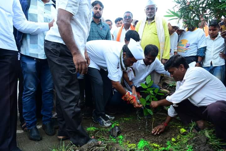 sambhajipatil77's tweet image. जन सन्मान पदयात्रा | आनंदवाडी गौर📍

आदर्श ग्राम असलेल्या आनंदवाडी गौर येथे जन सन्मान पदयात्रा पोहोचली. शेतकरी वर्गासाठी अत्यंत महत्त्वाचा असलेल्या बैलपोळा सण अत्यंत उत्साहाच्या वातावरणात साजरा करण्यात आला. गावातील मारुतीच्या मंदिराला वळसा घालून गावकऱ्यांनी काढलेल्या बैलांच्या…