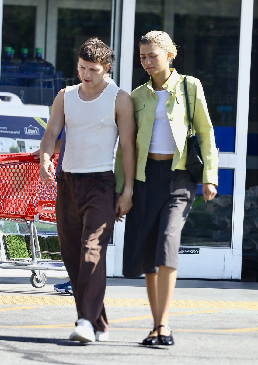 deadpoetstan's tweet photo. Tom e Zendaya insieme il giorno del compleanno di lei

MAMMA E PAPÀ ❤️‍🩹 https://t.co/YsaZY2XAp1
