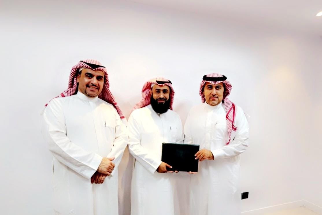 عقد رئيس مجلس إدارة #الجمعية_السعودية_للإدارة_الصحية 
أ. عبدالعزيز آل دايل اليوم اجتماعاً مع رئيس الجمعية الأسبق د. بندر الصاعدي وعضو المجلس أ. أحمد العريج، 

حيث تم تسليم واستلام عهد الجمعية، وقد قدم الشكر لرئيس  واعضاء الدورة السابقة على جهودهم الملموسة لخدمة التخصص والجمعية.
