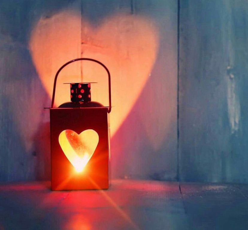 من أشرقتْ مشاعرهُ بصدق لك،لن يُطفئها غياب،و لن يسدل عليها عباب،ولن تنتهي .

المشاعر الصادقة كالمشكاة في مصباح قلبك تُضيء ولو من بعيد ..كمن جاء من أقصى شوقه يسعى ..🌸

#مارية_السبيعي