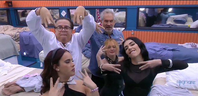 NOS VAMOS CON ARATH <a href="/ronogueron/">Rosa María Noguerón</a>, <a href="/kmiret/">Kirén Miret</a>. Prefirieron aceptar la renuncia de Arath que sufre violencia verbal y amenazas dentro de la casa, y deciden apoyar un misógino, pedófilo y narcisista, que incluso les hizo perder patrocinadores #LCDLFMX2  #LaCasaDeLosFamososMx