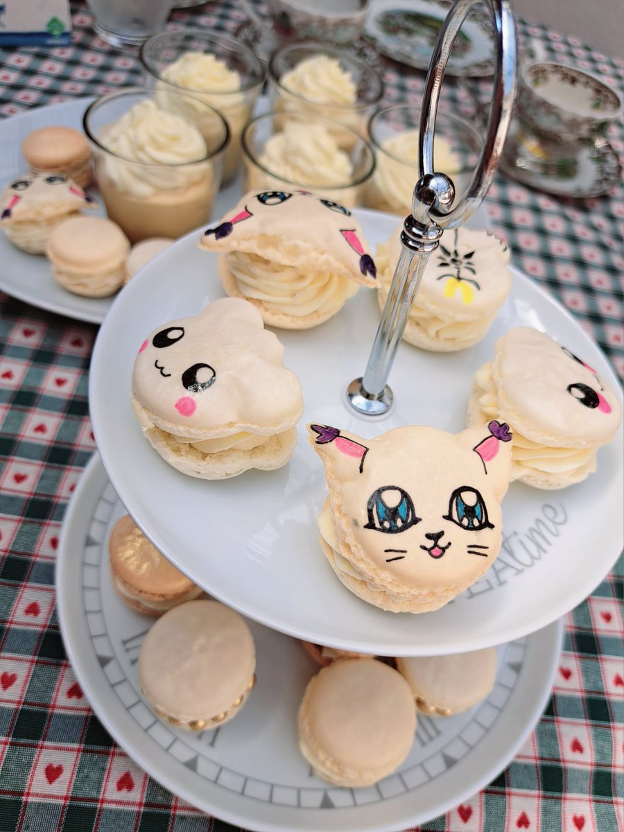 Our daughter turned 8 today and we had a wonderful little party for her themed around her new favorite series. 🥰 The night before we had a hardcore baking and decorating session. Now it's your turn to figure out what her favorite new show is.