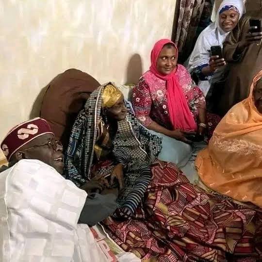 Nawas_masood's tweet photo. Her son was a minister.
Her son was a vice president.
Her son was a governor.
Her son was a president.
Her son is a senator currently.
Her grandson was a minister.
3 of her granddaughters are married to former governors.

Hajiya Dada, the mother of the former President Of Nigeria Late Umaru Musa Yar'adua. May Allah forgive her shortcomings and grant her Jannah.