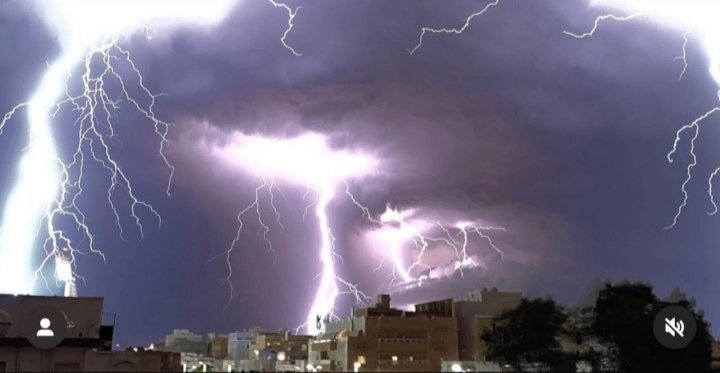 yahhya190's tweet photo. #جده_lلان🌧️
#امطار_جده☔️

ليلة رحمة وخير و مطر على #جدة  وأجواء استثنائة دون مقدمات 😍 
مُطرنا بفضل الله ورحمته 
اللهُم صيباً نافعاً 🤍 https://t.co/5U5V9U4Cdt