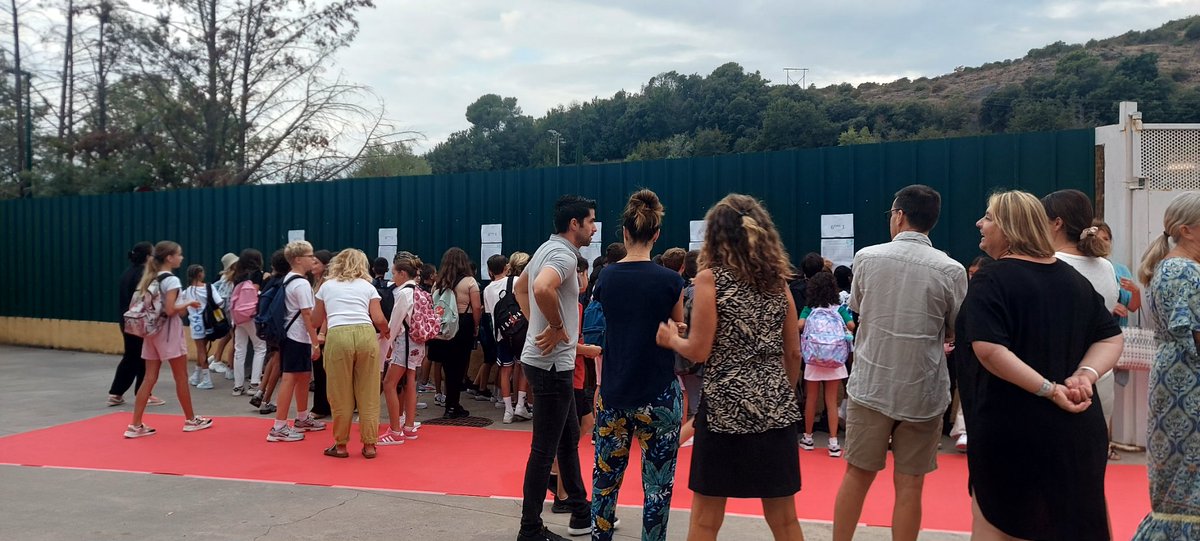 LCutaya's tweet photo. Une #rentree2024 joyeuse et sereine pour nos 6èmes en musique et sur tapis rouge en présence de tous leurs enseignants ! Parents rassurés, élèves motivés et ravis 😁 @AcademieNice @NatachaChicot @LaurentLeMerci4 @IghzernaliMour1 https://t.co/R7MzgZhglZ