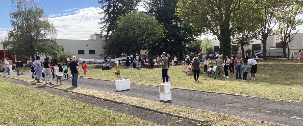 Rentrée en musique à Renoir ce matin, Rentrée en arts à Uderzo cet apm <a href="/Circo_pre16/">CPré16</a> Très belle rentrée à ts les élèves, à ts les enseignant.e.s, à ts les AESH, à ts les personnels des écoles, pleine d’étoiles, de réussites et d’ambitions pour l’année scolaire 24-25!! <a href="/dsden16/">Dasen16</a>