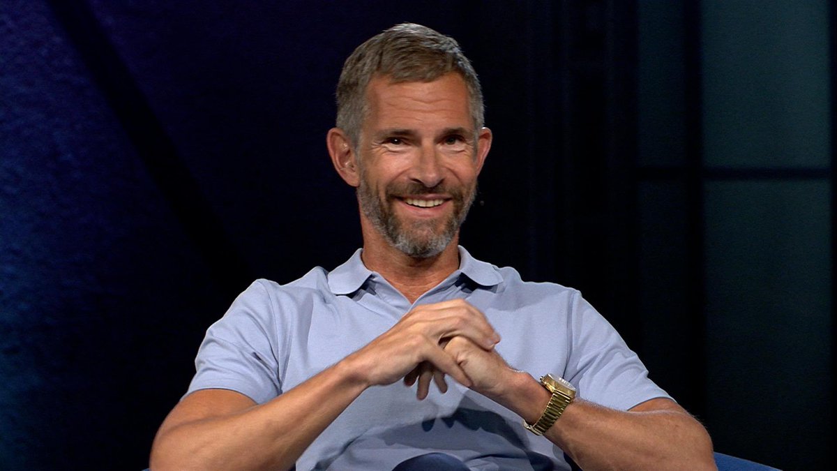 Zwei von drei auf diesen Bildern lächeln. Eine ist in der <a href="/spdde/">SPD Parteivorstand 🇪🇺</a>. Saskia Esken war trotz Talkshow-Verbots aus den eigenen Reihen bei #beisenherz.
<a href="/CWittich/">Christopher Wittich</a> von <a href="/RTL_com/">RTL</a> aktuell ist kompetenter Zeuge.
2330 Uhr <a href="/ntvde/">ntv Nachrichten</a>