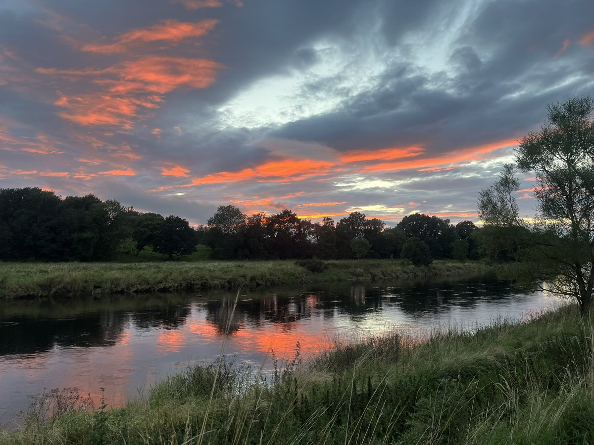 AndreaStenton23's tweet photo. Oh the nights are fair drawing in…
Bonus is we get some pretty sunsets, even after a very rainy day
#Dumfries
#RiverNith
#KingholmQuay https://t.co/xUMHxe42EB