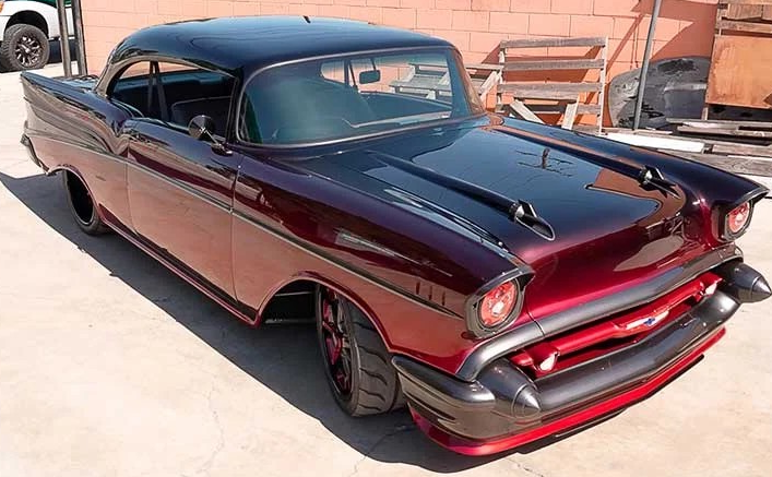 MuscleCarsHub's tweet photo. A skilled painter sees every vehicle's metal as a canvas. Kelly &amp; Son Crazy Painters transformed this 1957 Chevy with intricate metalwork and a 600HP V8. The stunning paint job blends black and raspberry shades, finished with a urethane candy clearcoat. https://t.co/GArQCGwUDL