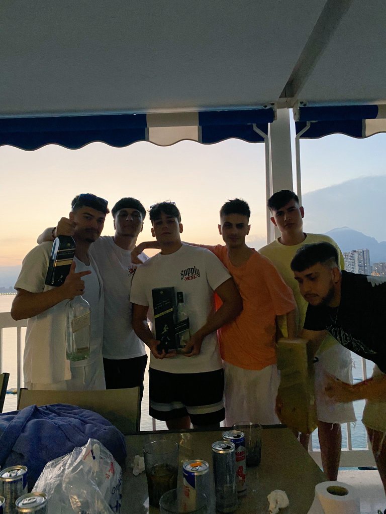 AkJ_v2's tweet photo. Los vachales... https://t.co/AqfNjomVAC