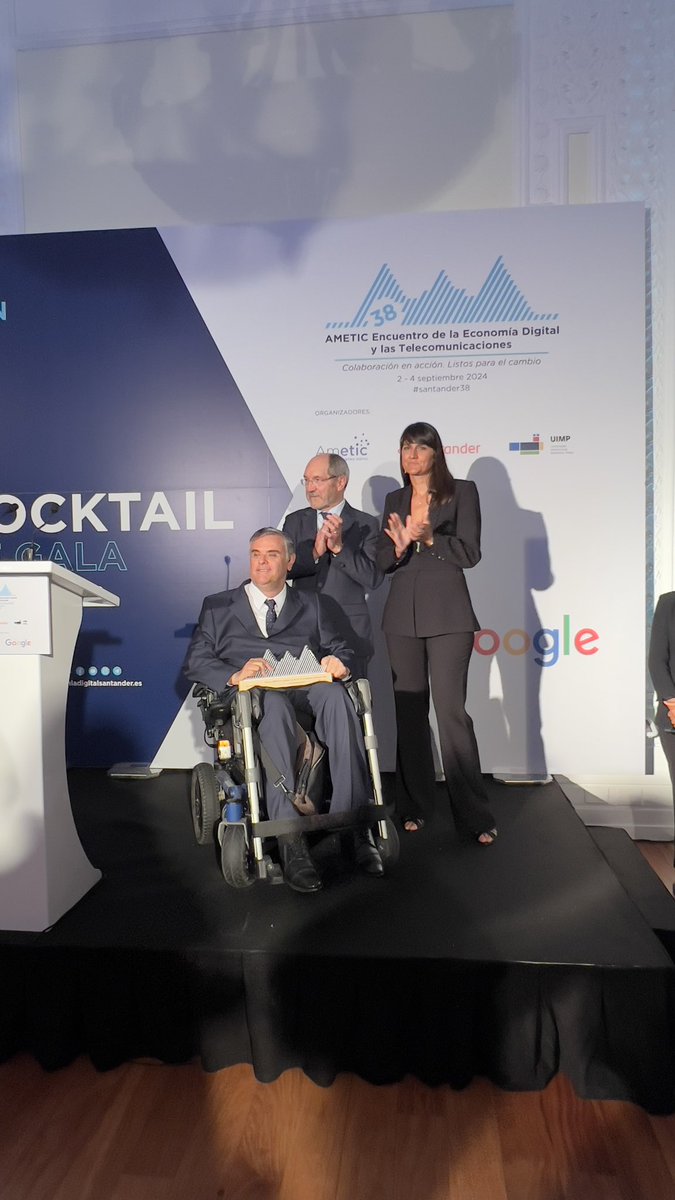 <a href="/awscloud_es/">AWS España</a> <a href="/miguel_escassi/">Miguel Escassi 🇪🇸🇪🇺</a> <a href="/GoogleES/">Google España</a> <a href="/HelenadeFuentes/">Helena de Fuentes</a> El Premio AMETIC al Impulso de las TIC en la Empresa Española 2024 recae en esta ocasión en <a href="/Fundacion_ONCE/">Fundación ONCE</a>, que representa los valores de Tech For Good que son uno de los lemas de este Encuentro. Recoge el premio <a href="/JHernandezGalan/">Jesús HernándezGalán</a>, Director de Accesibilidad e Innovación, que lo